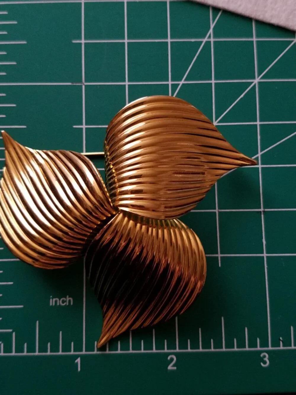 Vintage Sarah Coventry Trillium Goldtone Brooch